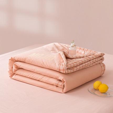 91家纺网 家纺一手货源 找家纺 （总）水云缦2025新款字母烫画无印风50%棉花被（填充100克每平方）	