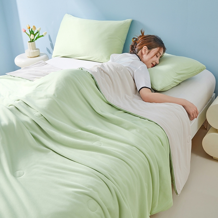 91家纺网 家纺一手货源 找家纺 梦恬佳 2025新款高克重A类双拼凉感丝针织棉夏凉被 奶油青提