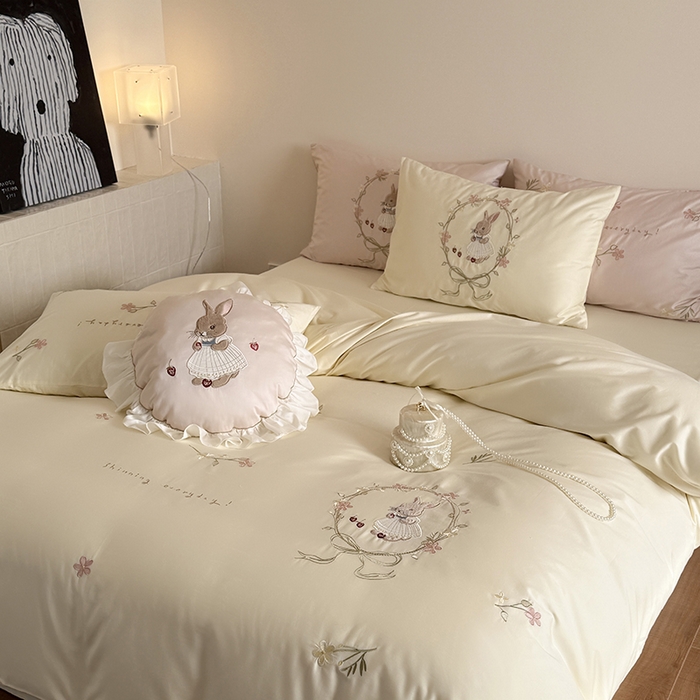 91家纺网 家纺一手货源 找家纺 鹿班家居 2025春夏款100S长绒棉刺绣四件套-萌兔花园场景一【标准会员-20】 萌兔花园-奶油色