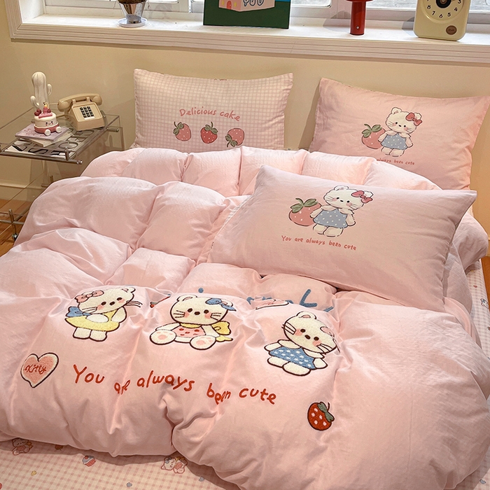 91家纺网 家纺一手货源 找家纺 蓝邻家纺 2025年新款全棉双层纱毛巾绣四件套系列 三喵织梦-淡粉色