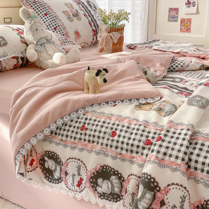 91家纺网 家纺一手货源 找家纺 老帅的工厂店 2025新款A类印花洛丽塔夏被（提供买家秀） 黑粉萝莉熊