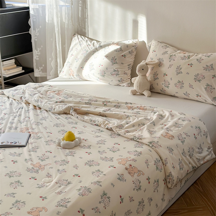 91家纺网 家纺一手货源 找家纺 暖生活2025新款牛奶针织小清新卡通大豆夏被 被子被芯 树莓兔