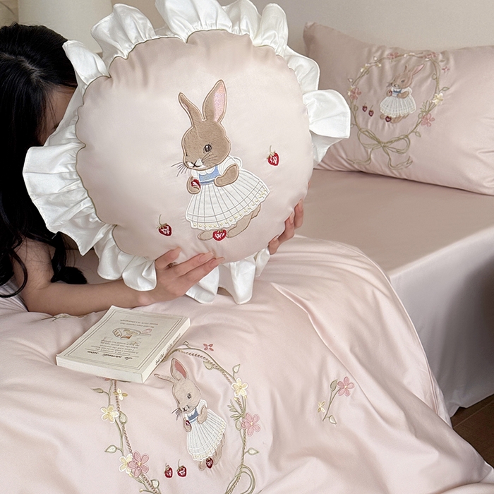 91家纺网 家纺一手货源 找家纺 （总）鹿班家居 2025春夏款100S长绒棉刺绣四件套-萌兔花园场景一【标准会员-20】