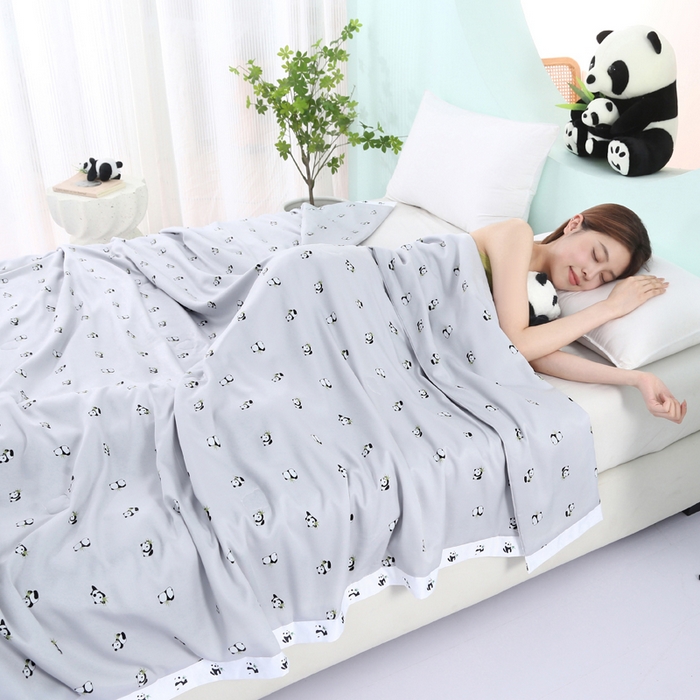 91家纺网 家纺一手货源 找家纺 薇玛仕 2025小熊猫系列-60支精梳长绒棉双拼角宽边双A类母婴级儿童蚕丝夏凉被空调被 小熊猫-灰