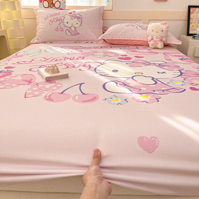 91家纺网 家纺一手货源 找家纺 博雅 2025新款三丽鸥全棉大版床笠-第二批 草莓KT猫