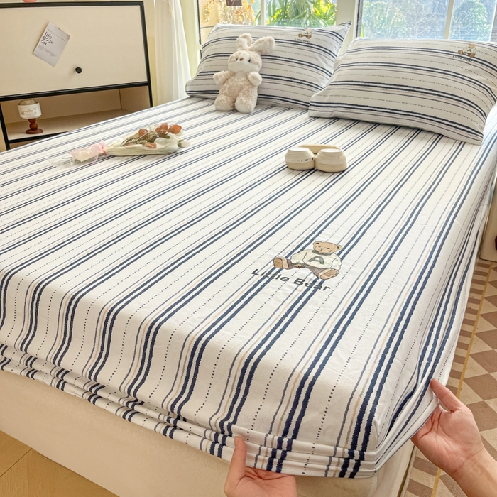 91家纺网 家纺一手货源 找家纺 博雅 2025新款全棉老粗布烫画床笠系列 条纹-学院熊-蓝