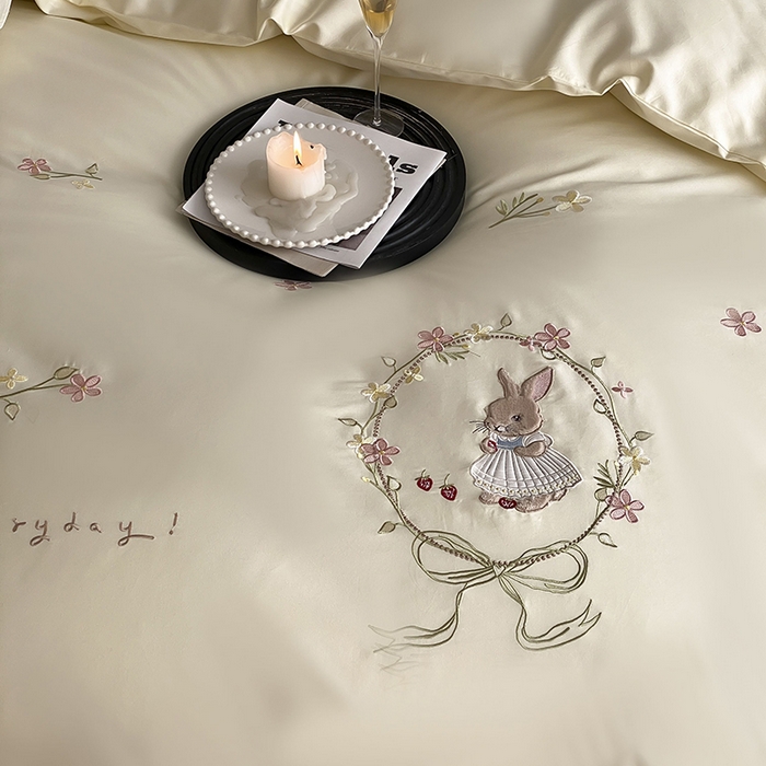 91家纺网 家纺一手货源 找家纺 鹿班家居 2025春夏款100S长绒棉刺绣四件套-萌兔花园场景二【标准会员-20】 萌兔花园-奶油色