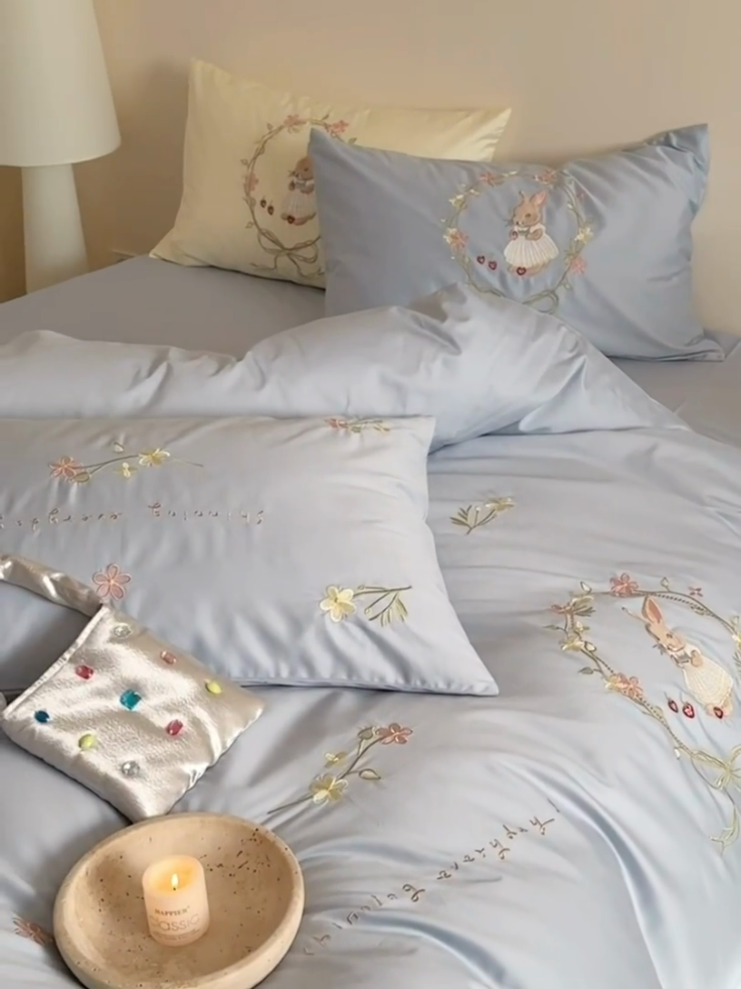 91家纺网 家纺一手货源 找家纺 鹿班家居 2025春夏款100S长绒棉刺绣四件套-萌兔花园场景一【标准会员-20】 萌兔花园-蓝色