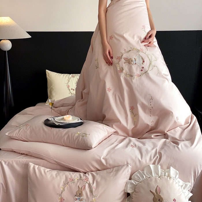 91家纺网 家纺一手货源 找家纺 鹿班家居 2025春夏款100S长绒棉刺绣四件套-萌兔花园场景二【标准会员-20】 萌兔花园-粉色