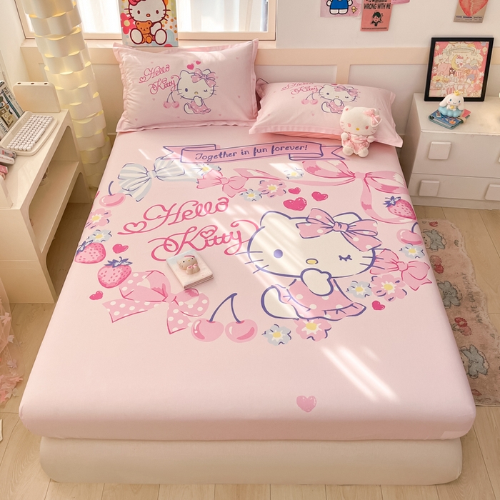 91家纺网 家纺一手货源 找家纺 博雅 2025新款三丽鸥全棉大版床笠-第二批 草莓KT猫