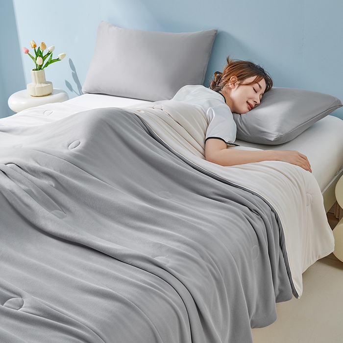 91家纺网 家纺一手货源 找家纺 梦恬佳 2025新款高克重A类双拼凉感丝针织棉夏凉被 冰川灰