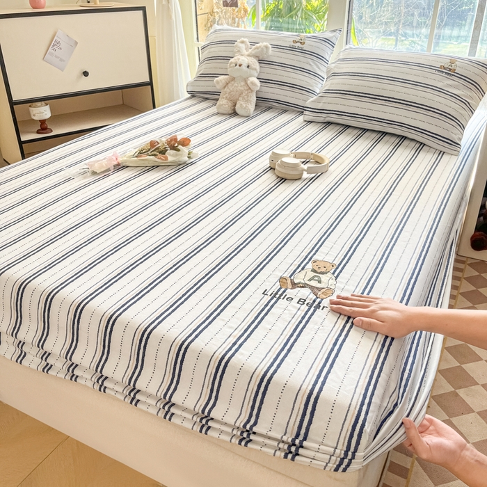 91家纺网 家纺一手货源 找家纺 博雅 2025新款全棉老粗布烫画床笠系列 条纹-学院熊-蓝