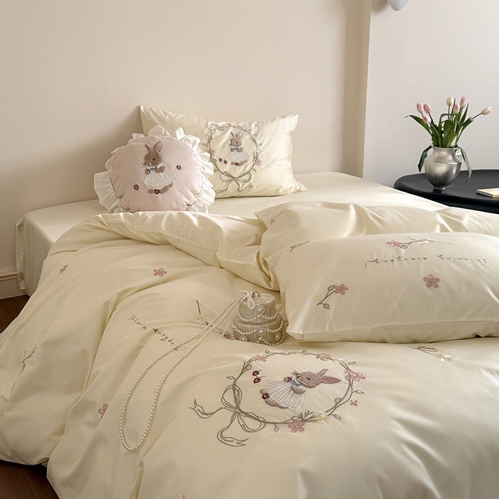 91家纺网 家纺一手货源 找家纺 鹿班家居 2025春夏款100S长绒棉刺绣四件套-萌兔花园场景一【标准会员-20】 萌兔花园-奶油色