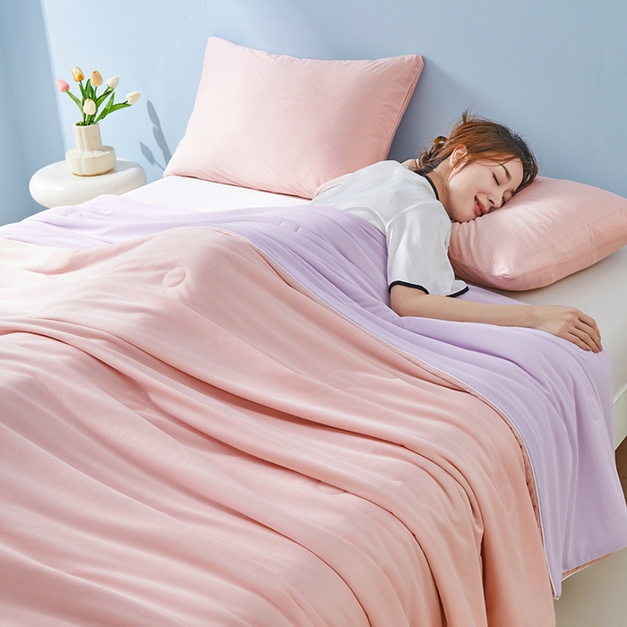 91家纺网 家纺一手货源 找家纺 梦恬佳 2025新款高克重A类双拼凉感丝针织棉夏凉被 多肉樱桃