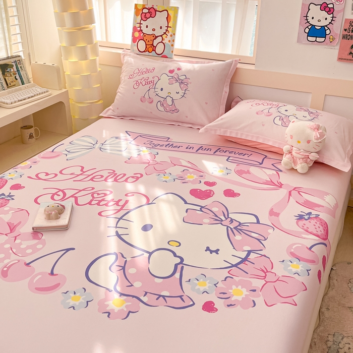 91家纺网 家纺一手货源 找家纺 博雅 2025新款三丽鸥全棉大版床笠-第二批 草莓KT猫