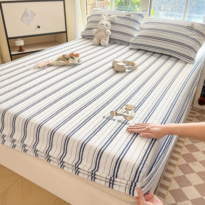 91家纺网 家纺一手货源 找家纺 博雅 2025新款全棉老粗布烫画床笠系列 条纹-学院熊-蓝