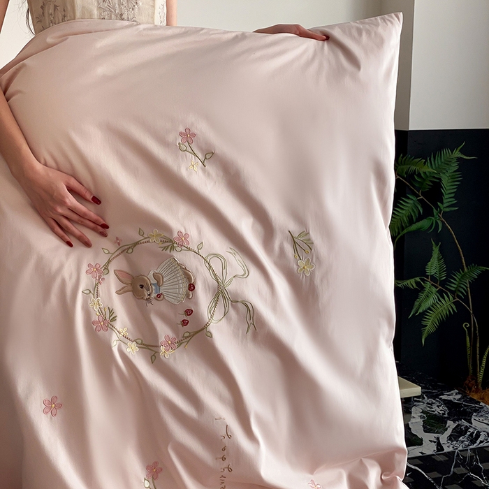 91家纺网 家纺一手货源 找家纺 鹿班家居 2025春夏款100S长绒棉刺绣四件套-萌兔花园场景二【标准会员-20】 萌兔花园-粉色