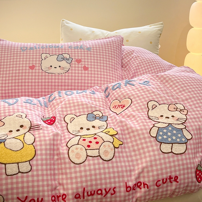 91家纺网 家纺一手货源 找家纺 蓝邻家纺 2025年新款全棉双层纱毛巾绣四件套系列 三喵织梦--粉格