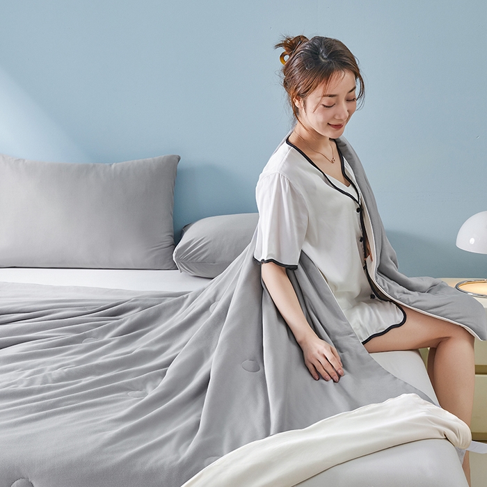 91家纺网 家纺一手货源 找家纺 梦恬佳 2025新款高克重A类双拼凉感丝针织棉夏凉被 冰川灰