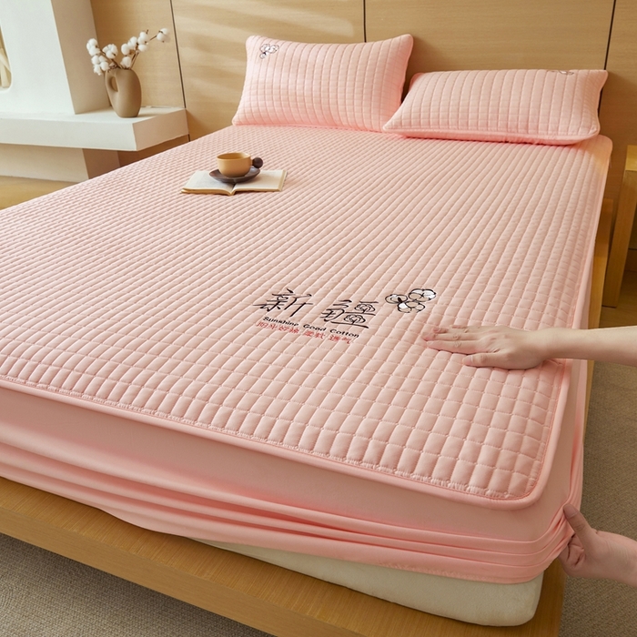 91家纺网 家纺一手货源 找家纺 锦眠床笠2025新款刺绣床笠新疆棉花填充-夹棉床笠 樱花粉