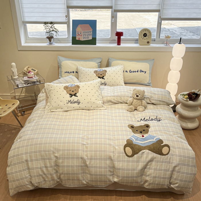 91家纺网 家纺一手货源 找家纺 蓝邻家纺 2025年新款全棉双层纱毛巾绣四件套系列 暖格熊居