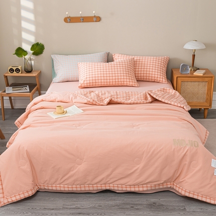 91家纺网 家纺一手货源 找家纺 水云缦2025新款字母烫画无印风50%棉花被（填充100克每平方）	 玉粉色