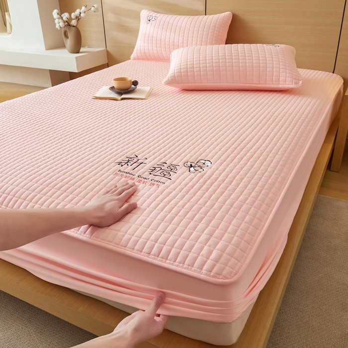 91家纺网 家纺一手货源 找家纺 锦眠床笠2025新款刺绣床笠新疆棉花填充-夹棉床笠 樱花粉