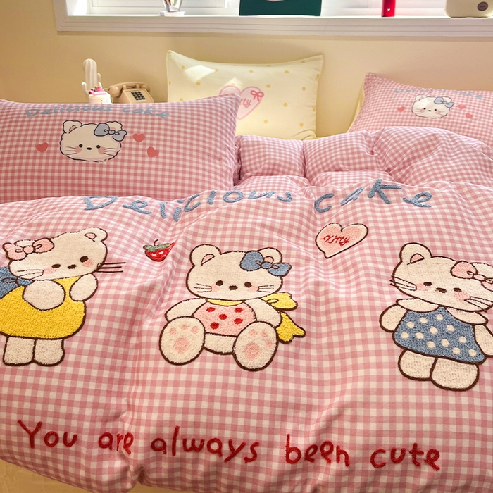 91家纺网 家纺一手货源 找家纺 蓝邻家纺 2025年新款全棉双层纱毛巾绣四件套系列 三喵织梦--粉格