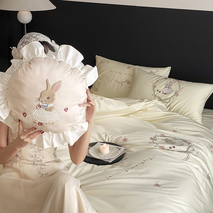 91家纺网 家纺一手货源 找家纺 鹿班家居 2025春夏款100S长绒棉刺绣四件套-萌兔花园场景二【标准会员-20】 萌兔花园-奶油色