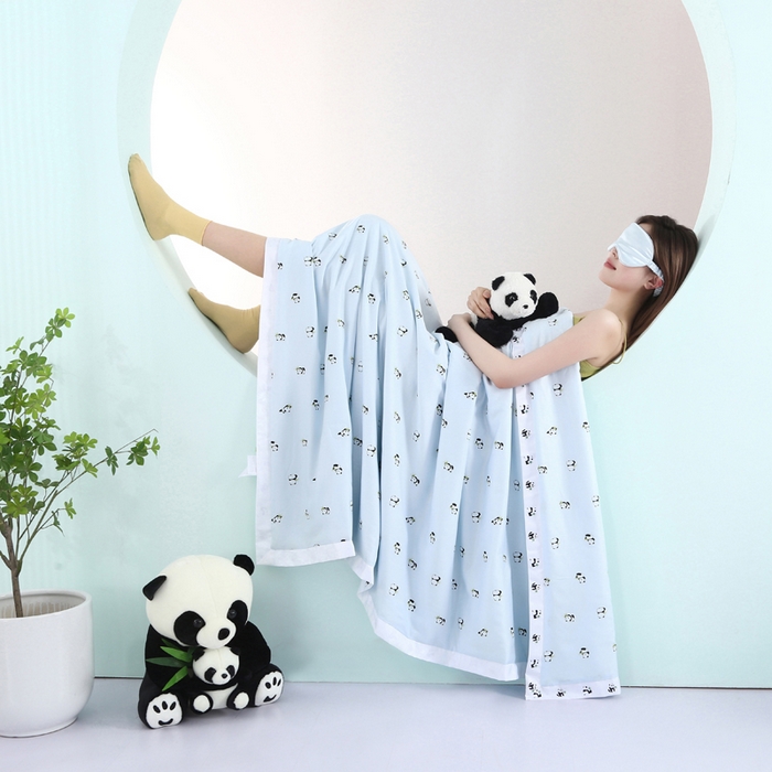 91家纺网 家纺一手货源 找家纺 薇玛仕 2025小熊猫系列-60支精梳长绒棉双拼角宽边双A类母婴级儿童蚕丝夏凉被空调被 小熊猫-兰