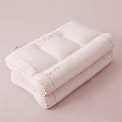 91家纺网 家纺一手货源 找家纺 麦肯锡  2025新款羊绒蚕丝大豆牵引分区枕 羊绒蚕丝大豆牵引分区枕-粉色（48*74cm）