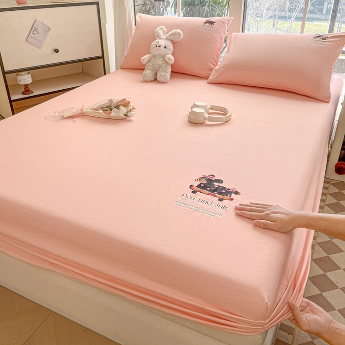 91家纺网 家纺一手货源 找家纺 博雅 2025新款全棉老粗布烫画床笠系列 粉色-波点狗