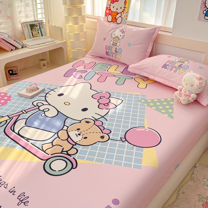 91家纺网 家纺一手货源 找家纺 博雅 2025新款三丽鸥全棉大版床笠-第二批 滑板KT猫