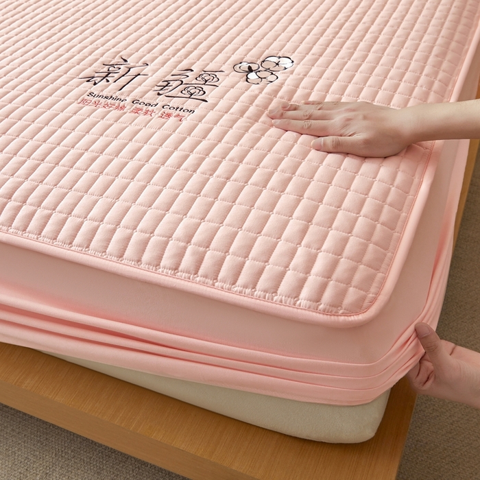 91家纺网 家纺一手货源 找家纺 锦眠床笠2025新款刺绣床笠新疆棉花填充-夹棉床笠 樱花粉