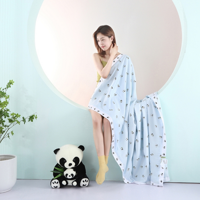 91家纺网 家纺一手货源 找家纺 薇玛仕 2025小熊猫系列-60支精梳长绒棉双拼角宽边双A类母婴级儿童蚕丝夏凉被空调被 小熊猫-兰