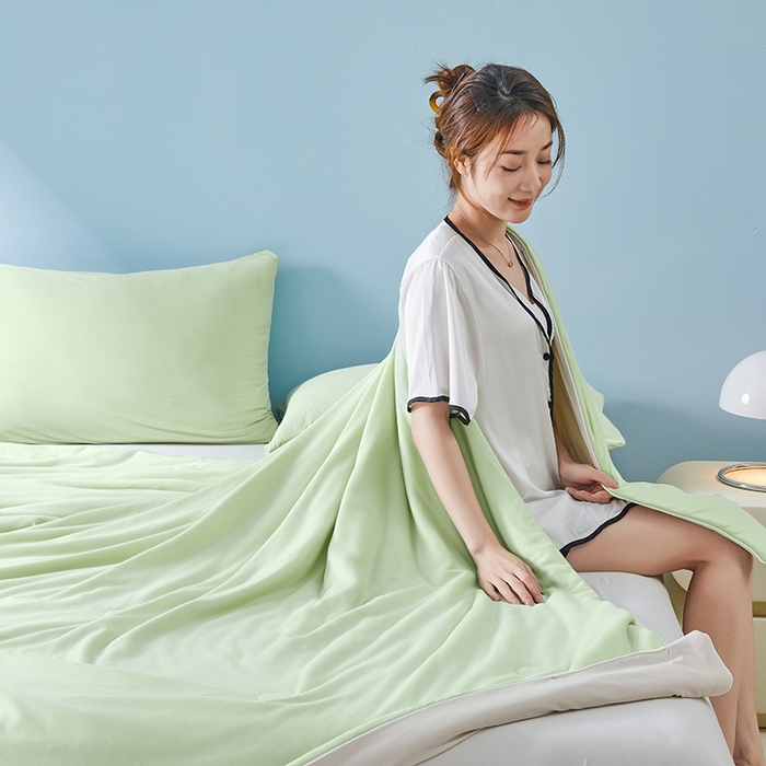 91家纺网 家纺一手货源 找家纺 梦恬佳 2025新款高克重A类双拼凉感丝针织棉夏凉被 奶油青提