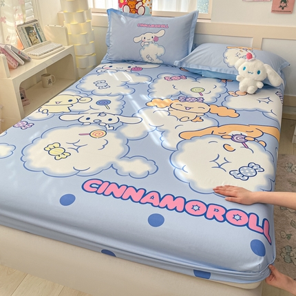 91家纺网 家纺一手货源 找家纺 博雅 2025新款三丽鸥全棉大版床笠-第二批 棉花糖玉桂狗