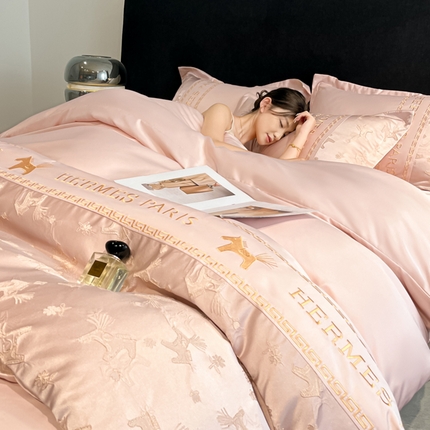 91家纺网 家纺一手货源 找家纺 宇航家纺 2025新款水洗真丝金丝浮雕提花四件套 艾玛—粉玉