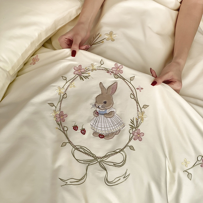 91家纺网 家纺一手货源 找家纺 鹿班家居 2025春夏款100S长绒棉刺绣四件套-萌兔花园场景二【标准会员-20】 萌兔花园-奶油色