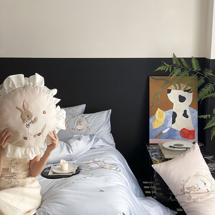 91家纺网 家纺一手货源 找家纺 鹿班家居 2025春夏款100S长绒棉刺绣四件套-萌兔花园场景二【标准会员-20】 萌兔花园-蓝色