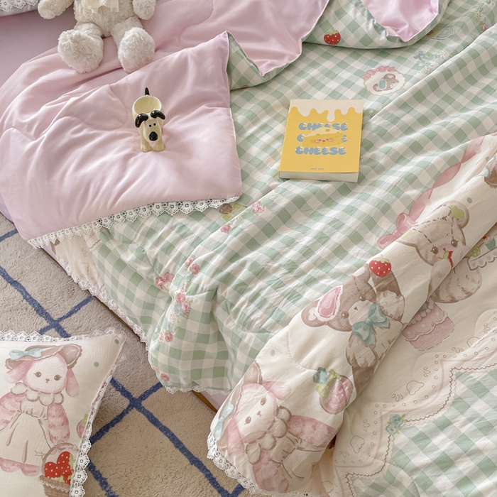 91家纺网 家纺一手货源 找家纺 老帅的工厂店 2025新款A类印花洛丽塔夏被（提供买家秀） 梦境花园熊