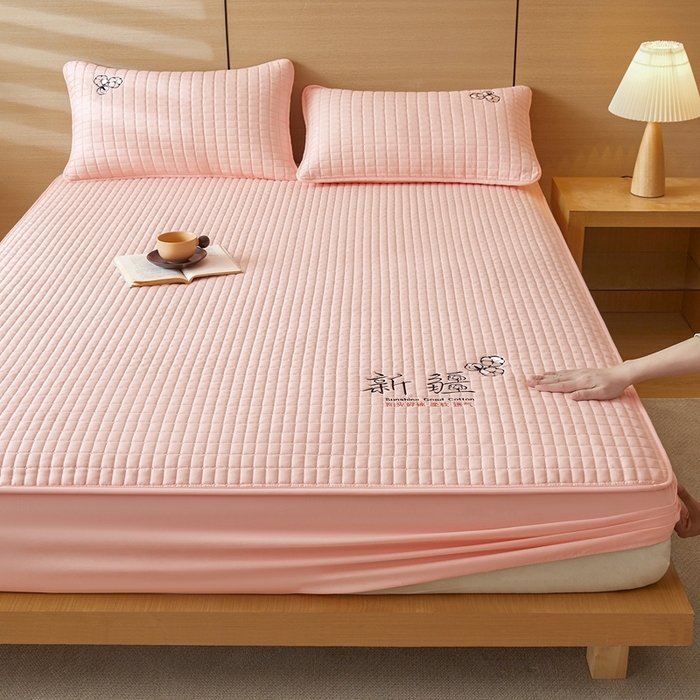 91家纺网 家纺一手货源 找家纺 锦眠床笠2025新款刺绣床笠新疆棉花填充-夹棉床笠 樱花粉