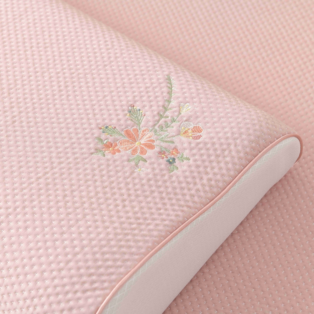 91家纺网 家纺一手货源 找家纺 小猫派 2025新款夏季儿童乳胶枕套凉感豆豆乳胶枕套 单枕套–粉色桔梗花