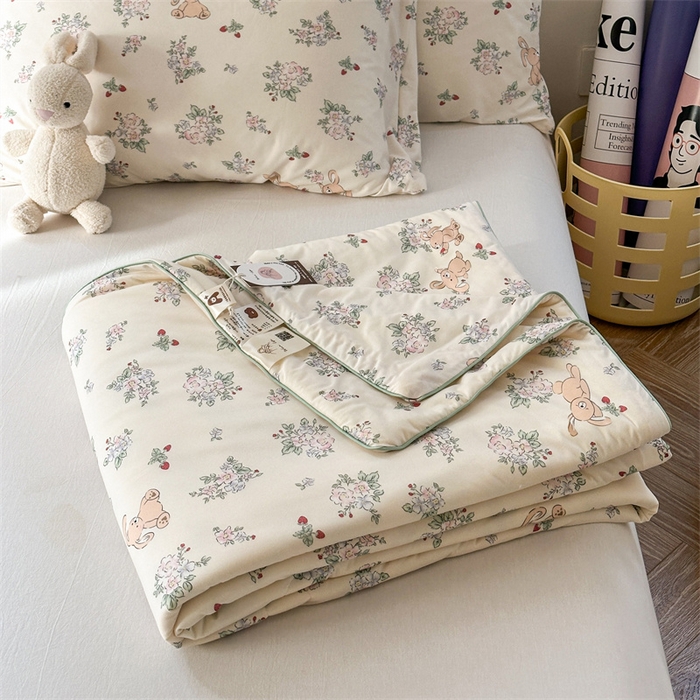 91家纺网 家纺一手货源 找家纺 暖生活2025新款牛奶针织小清新卡通大豆夏被 被子被芯 树莓兔