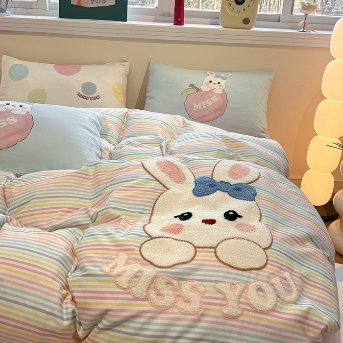 91家纺网 家纺一手货源 找家纺 蓝邻家纺 2025年新款全棉双层纱毛巾绣四件套系列 彩虹兔趣