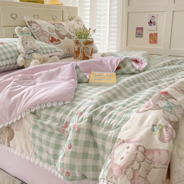 91家纺网 家纺一手货源 找家纺 老帅的工厂店 2025新款A类印花洛丽塔夏被（提供买家秀） 梦境花园熊