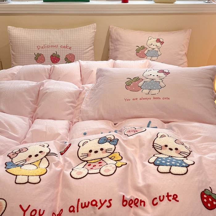 91家纺网 家纺一手货源 找家纺 蓝邻家纺 2025年新款全棉双层纱毛巾绣四件套系列 三喵织梦-淡粉色