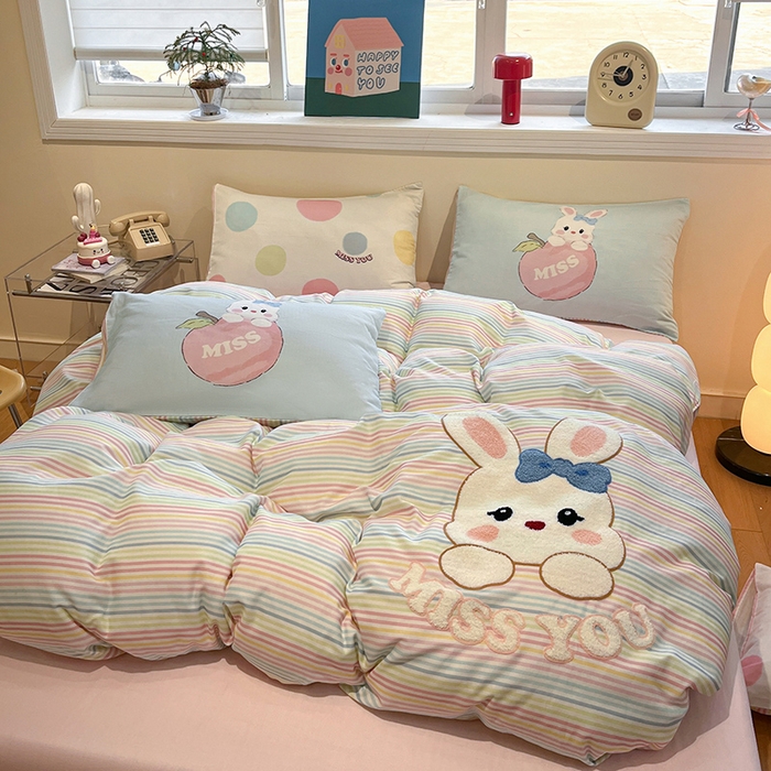 91家纺网 家纺一手货源 找家纺 蓝邻家纺 2025年新款全棉双层纱毛巾绣四件套系列 彩虹兔趣