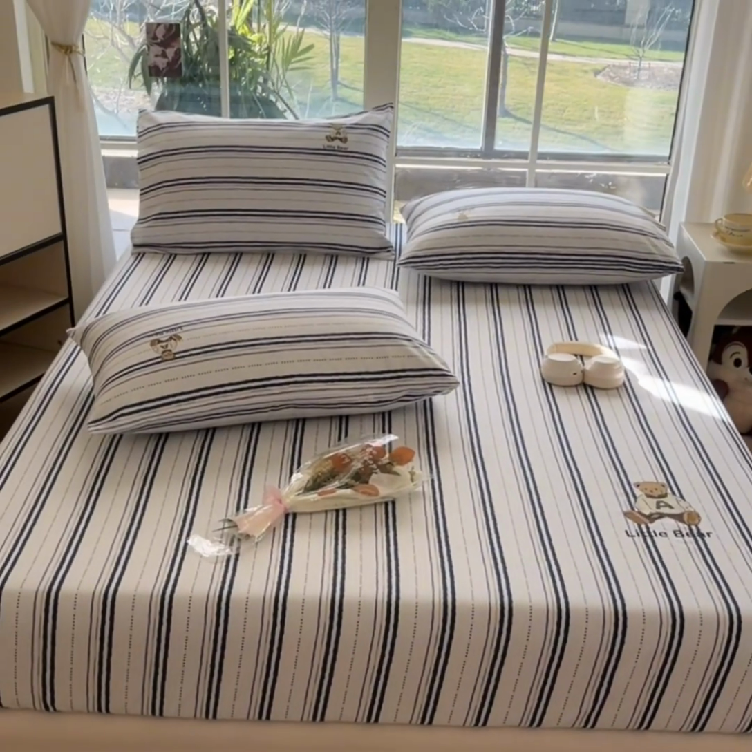 91家纺网 家纺一手货源 找家纺 博雅 2025新款全棉老粗布烫画床笠系列 条纹-学院熊-蓝