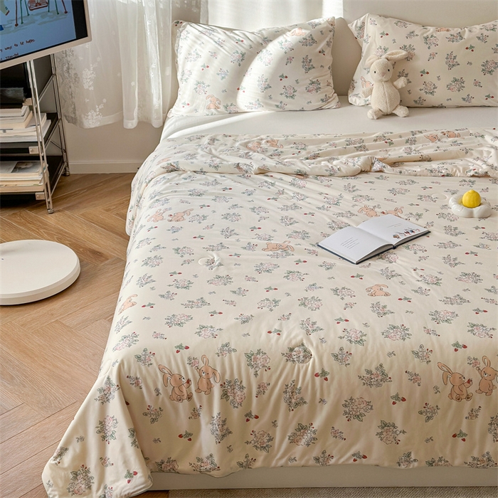 91家纺网 家纺一手货源 找家纺 暖生活2025新款牛奶针织小清新卡通大豆夏被 被子被芯 树莓兔